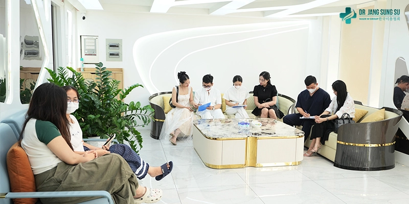 Khách hàng đến thăm khám và điều trị tại Dr. Jang Sung Su