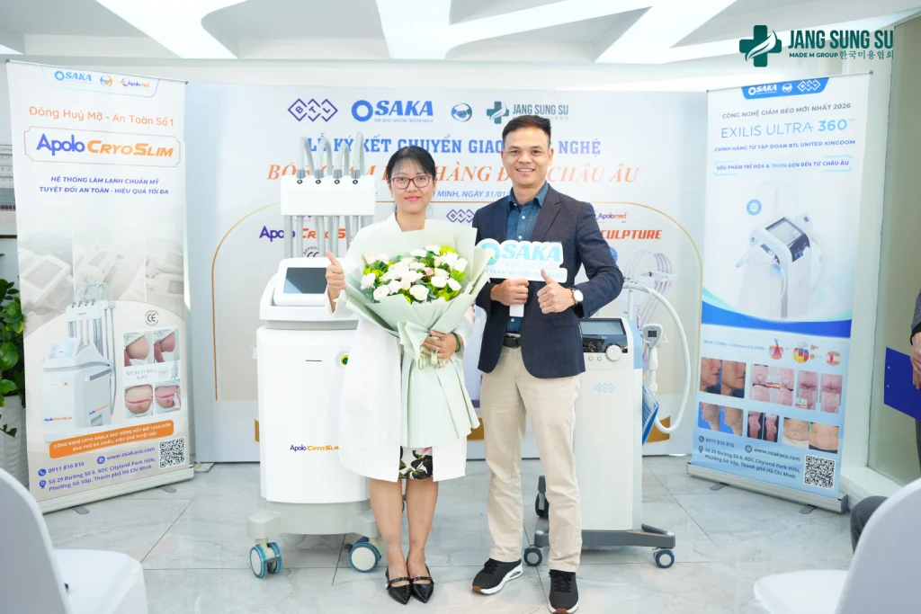 Bác sĩ Phan Thị Thanh Nhân đại diện Jang Sung Su nhận chuyển giao công nghệ từ Osaka Aesthetics